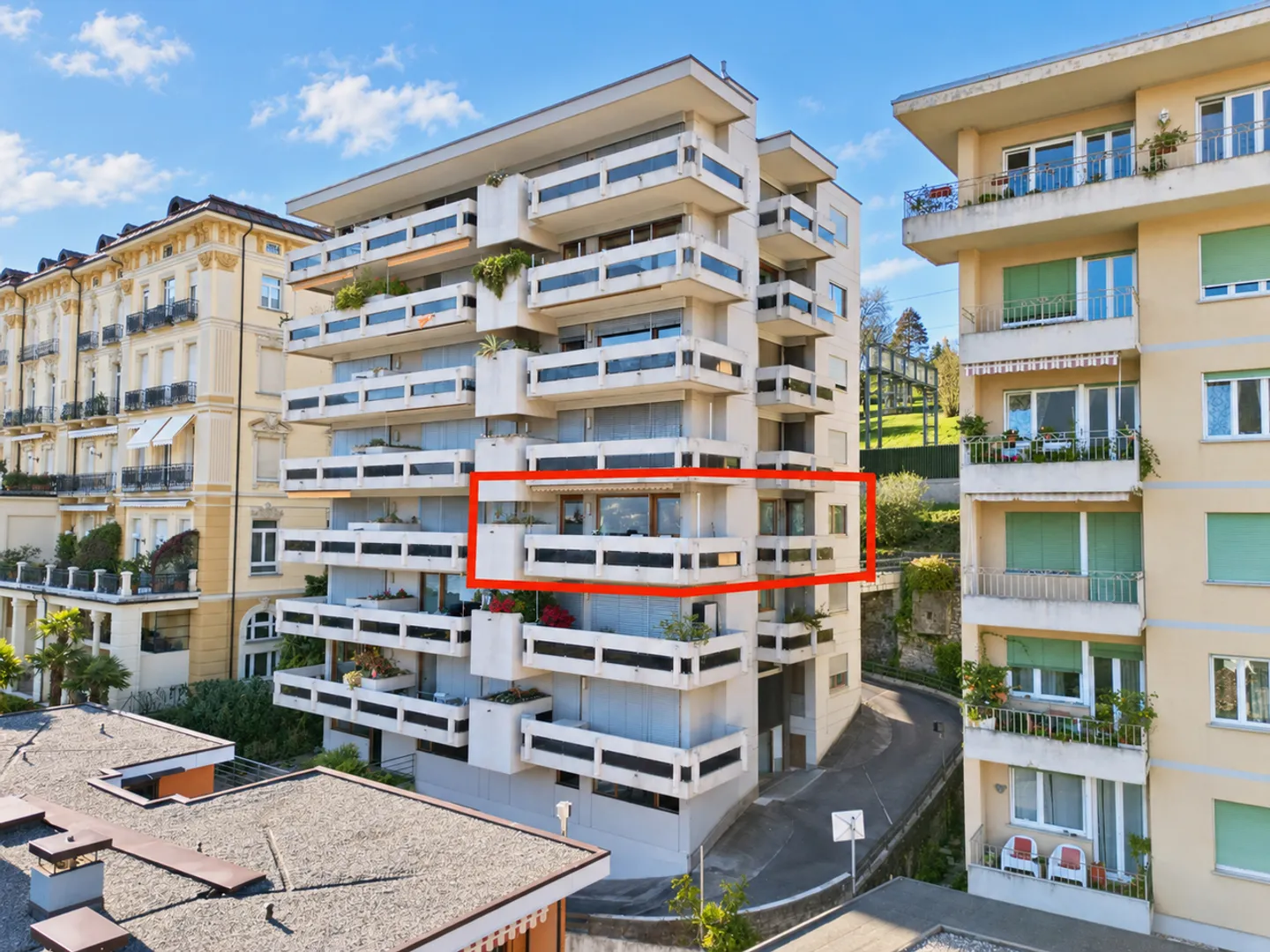 Elegant Apartment with Lake View - Photo 4 of 15