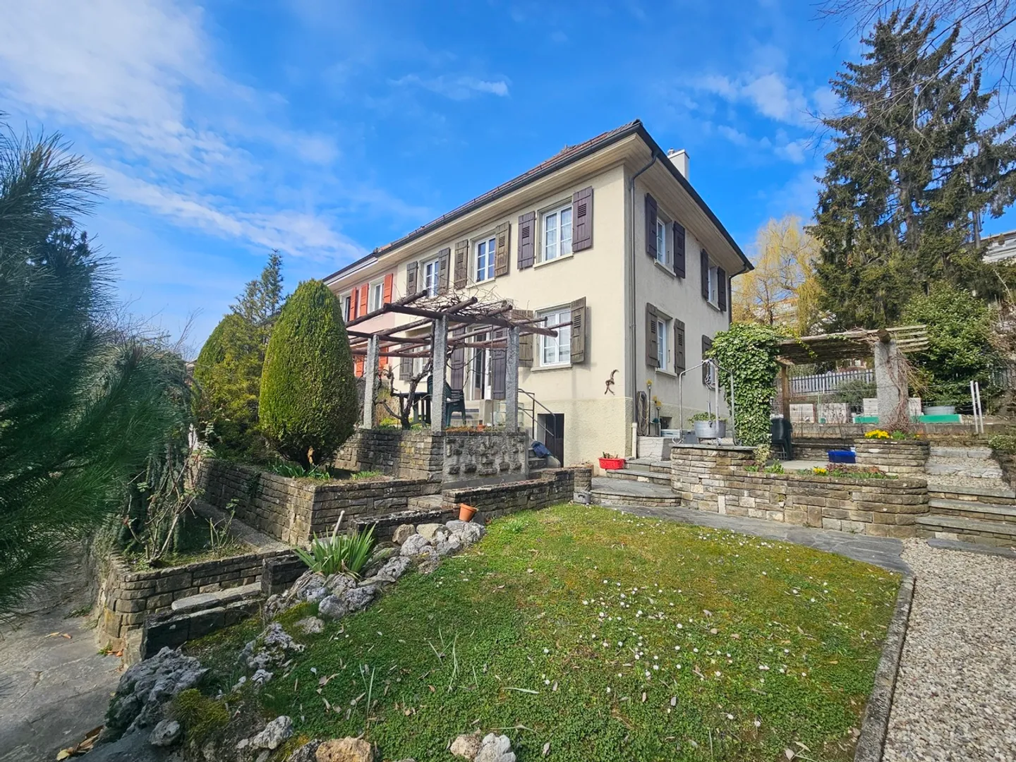 Row house for sale - Photo 1 of 13