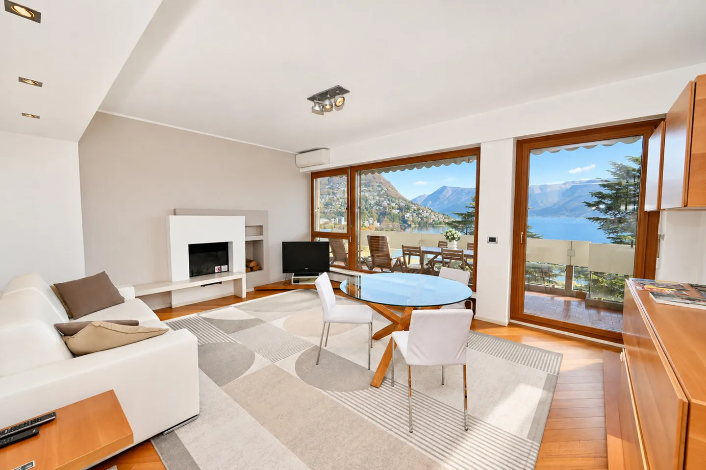 Elegant Apartment with Lake View - Photo 6 of 15