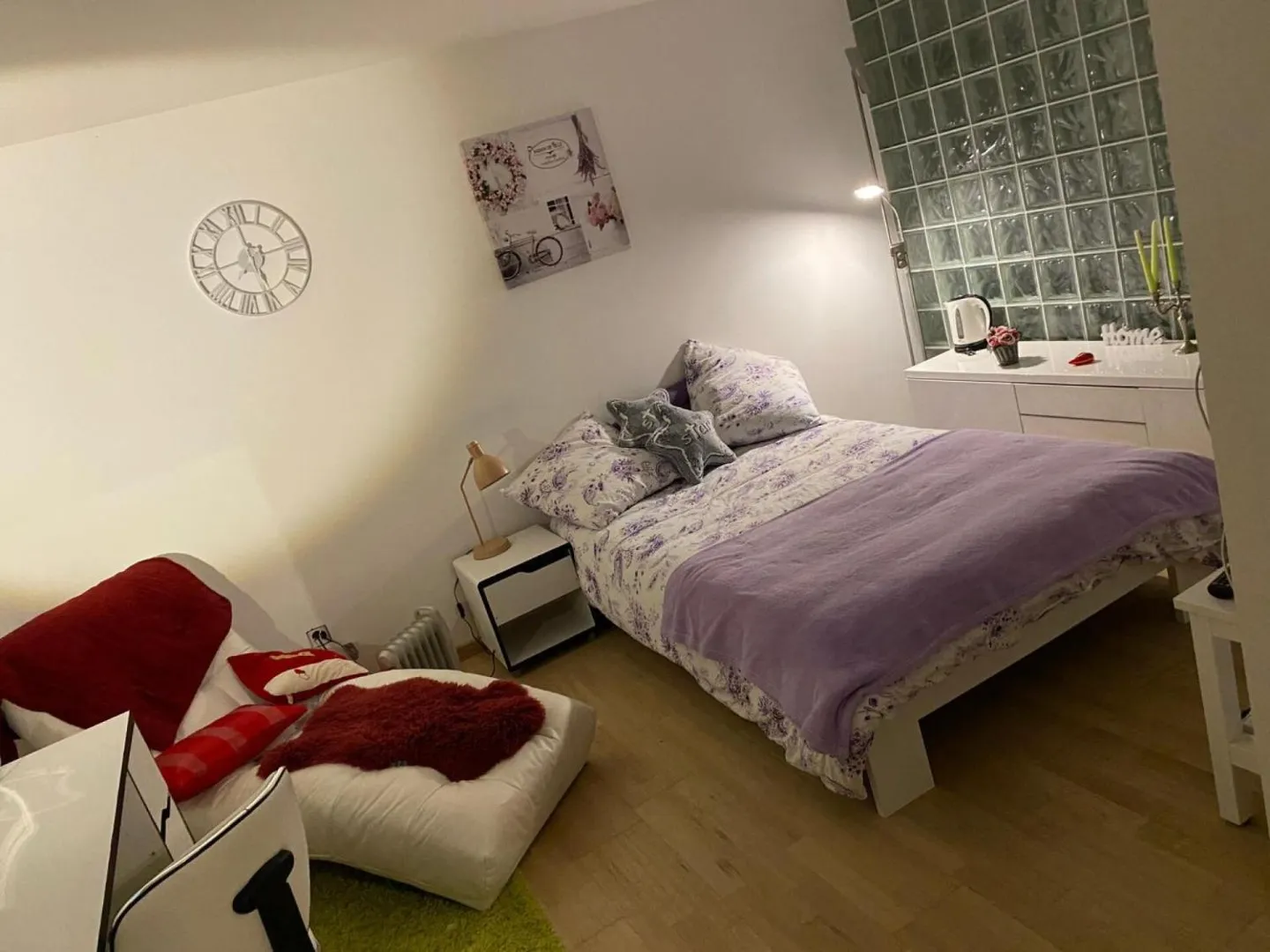 Room for student - Photo 2 of 8