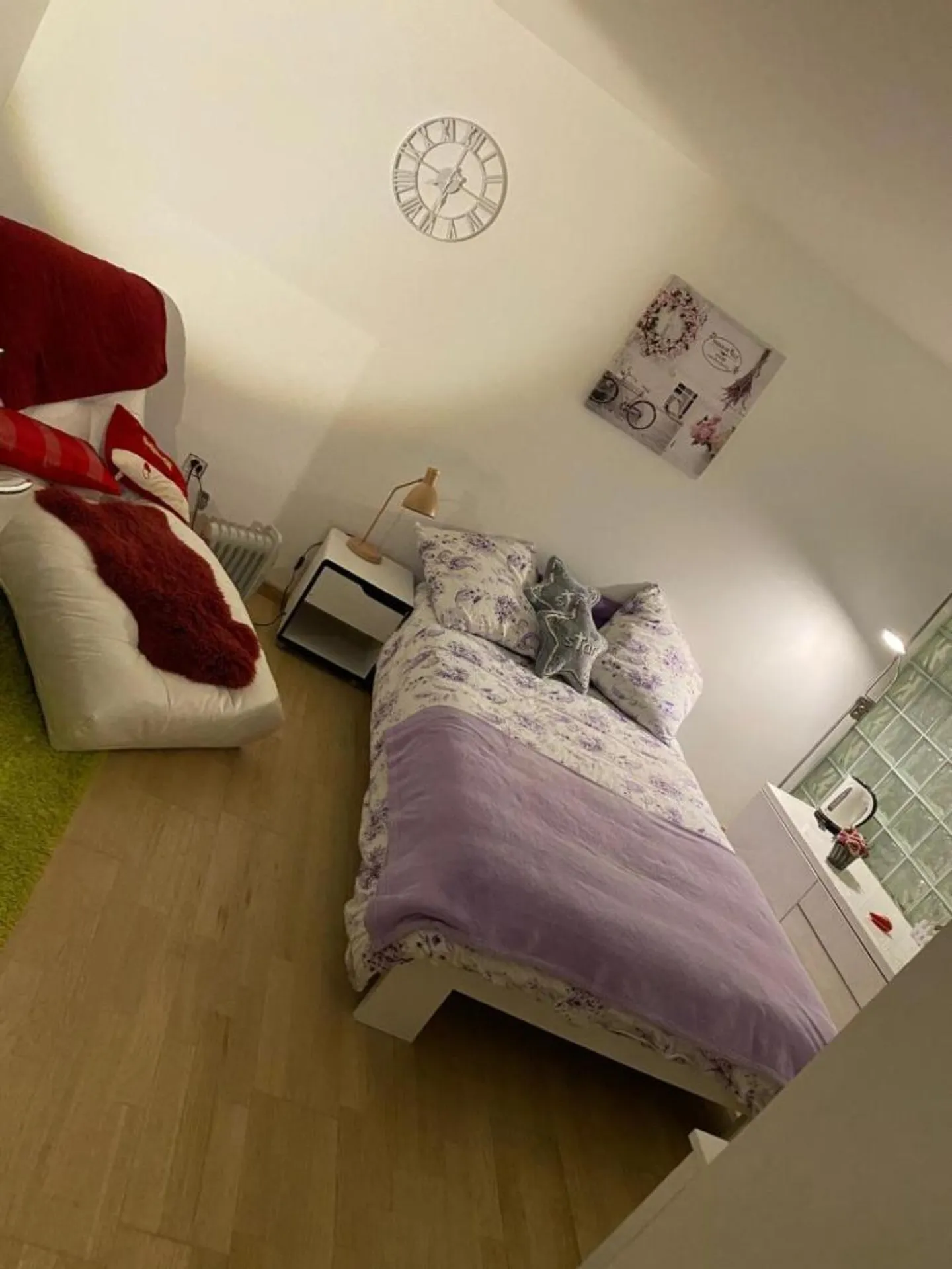 Room for student - Photo 3 of 8