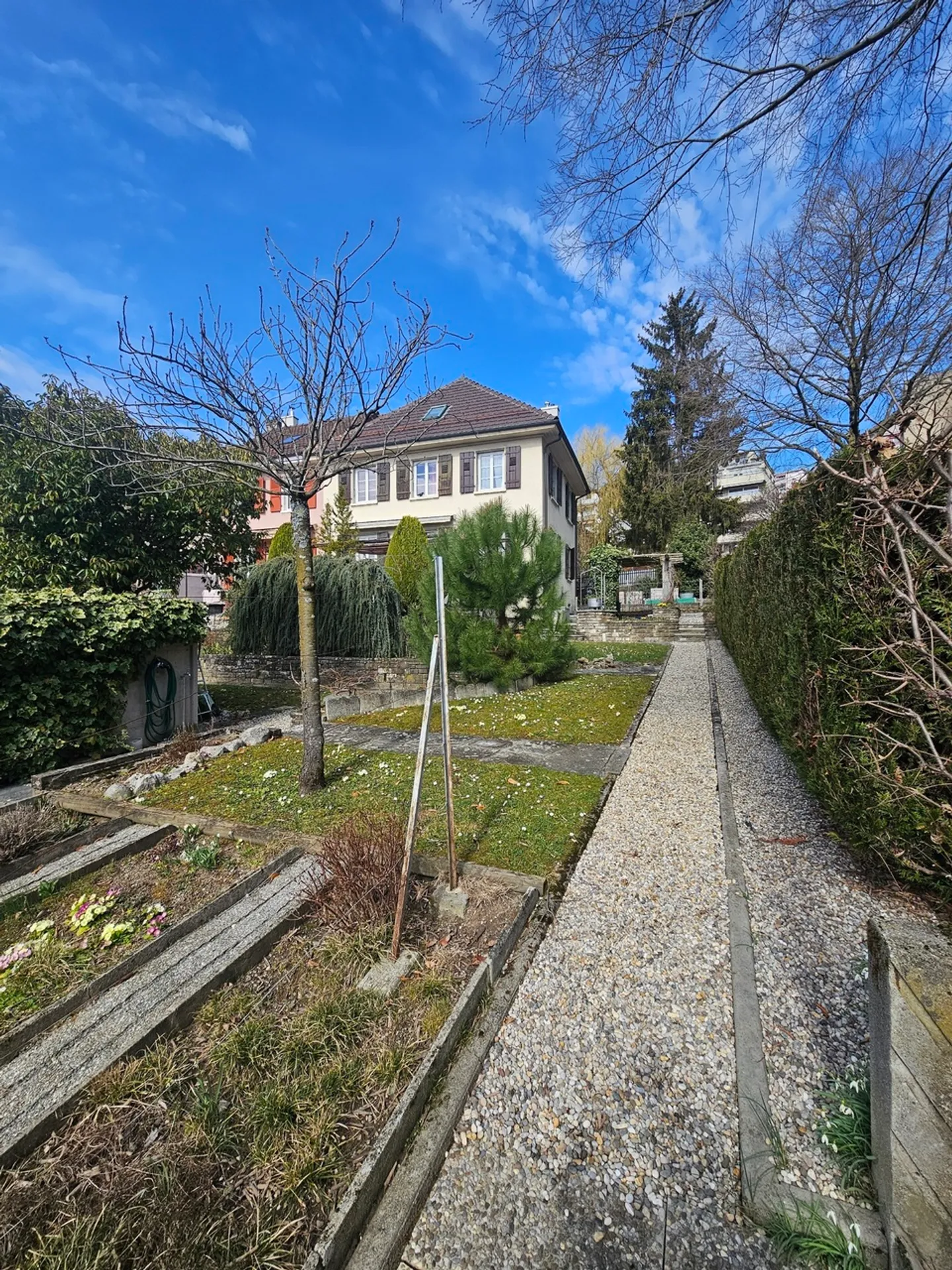 Row house for sale - Photo 9 of 13