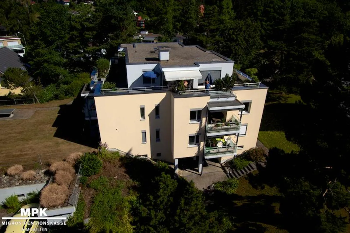 4.5-room penthouse apartment with fireplace and large roof terrace - Photo 1 of 11