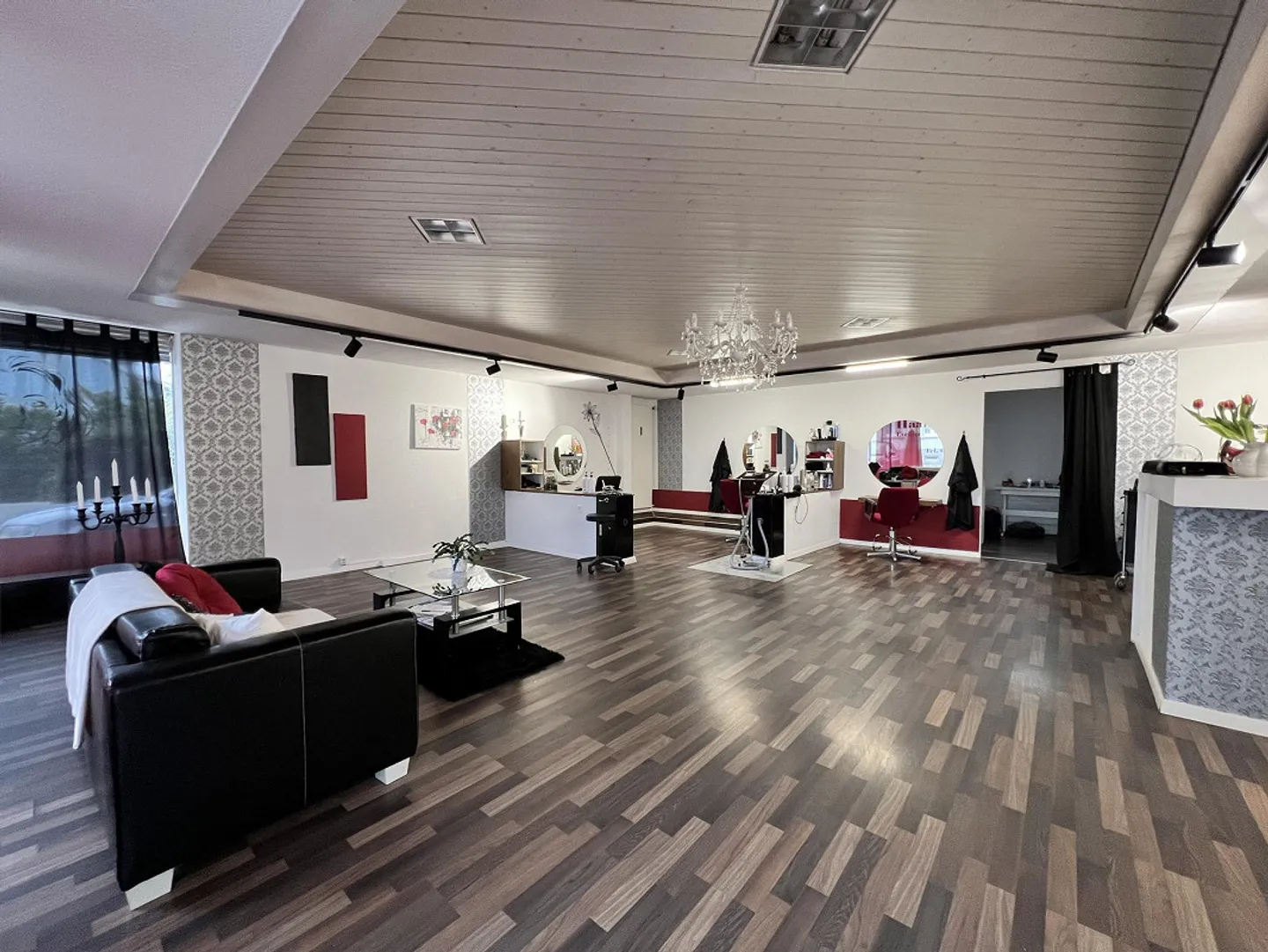 Spazio commerciale spazioso e attraente in una posizione centrale - Foto 2 di 5