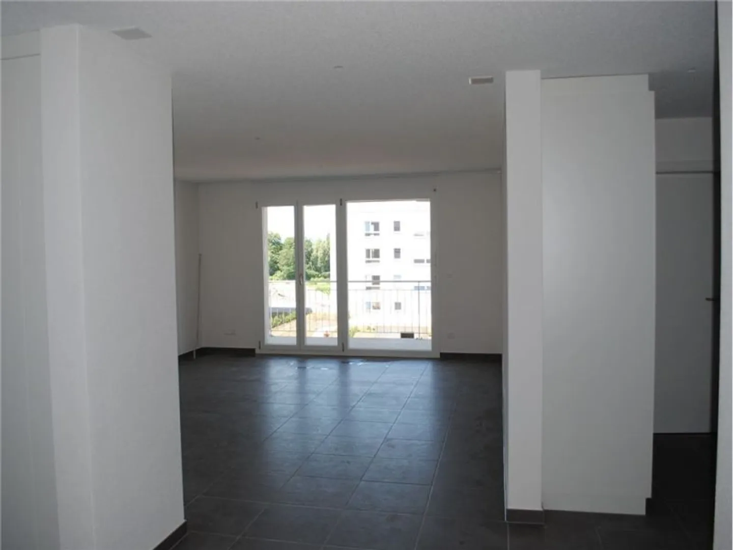 Spacious Apartment with Balcony - Photo 5 of 6
