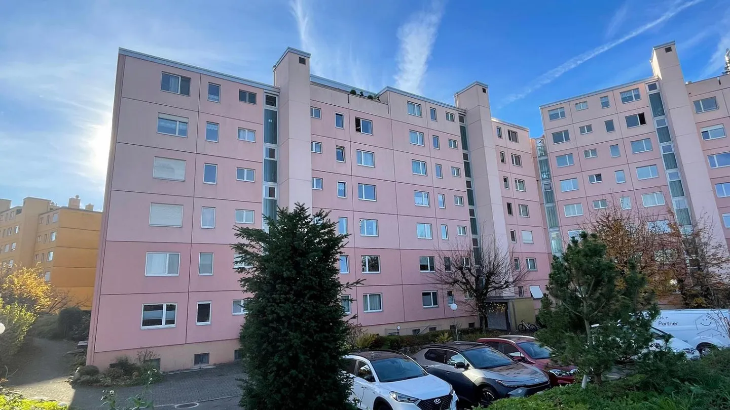 4-room apartment with balcony and 2 underground parking spaces in a quiet location - Photo 1 of 4