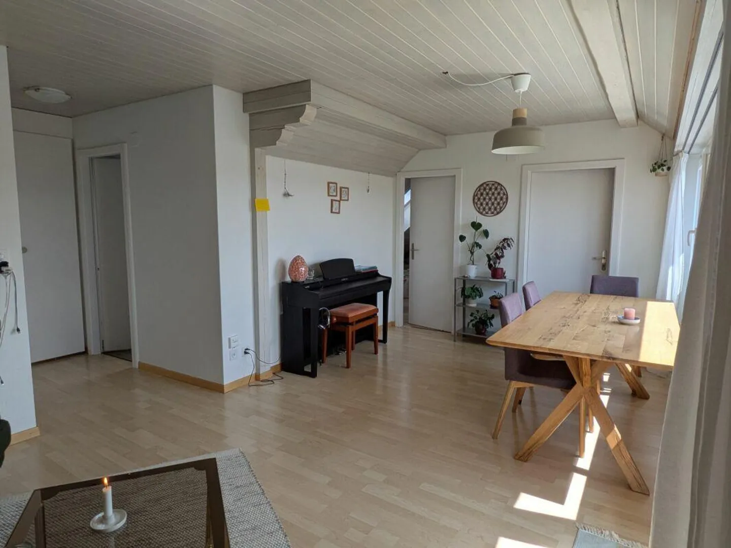 Charmante appartement de 2,5 pièces avec balcon et vue - Photo 3 sur 9
