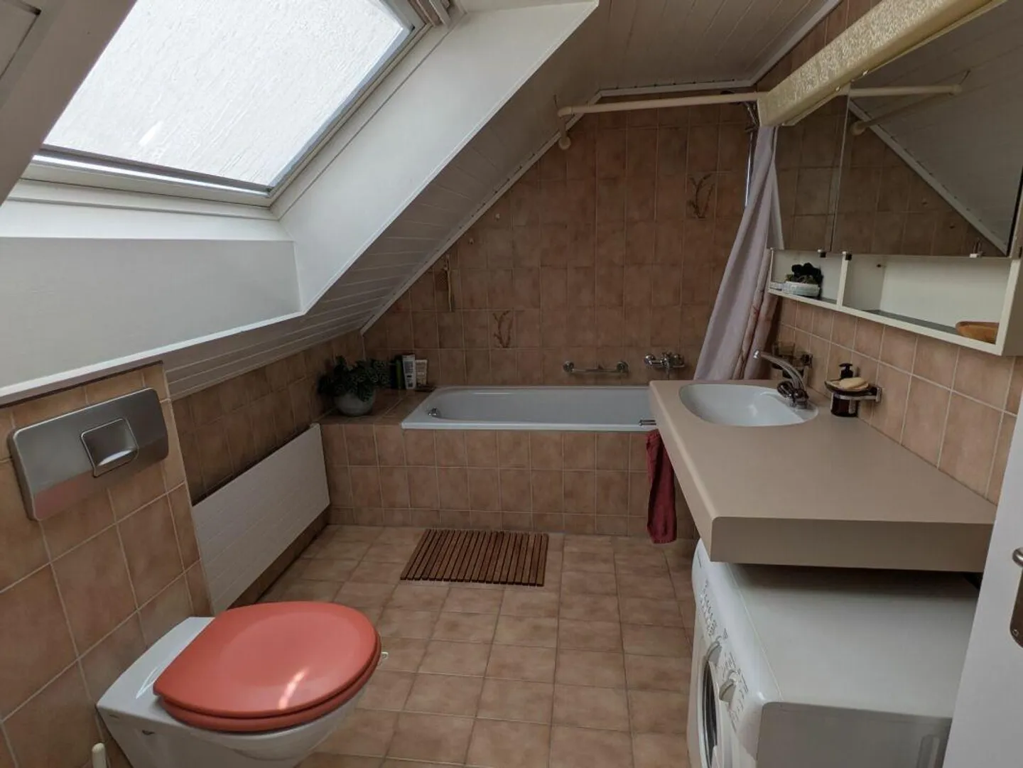 Charmante appartement de 2,5 pièces avec balcon et vue - Photo 4 sur 9