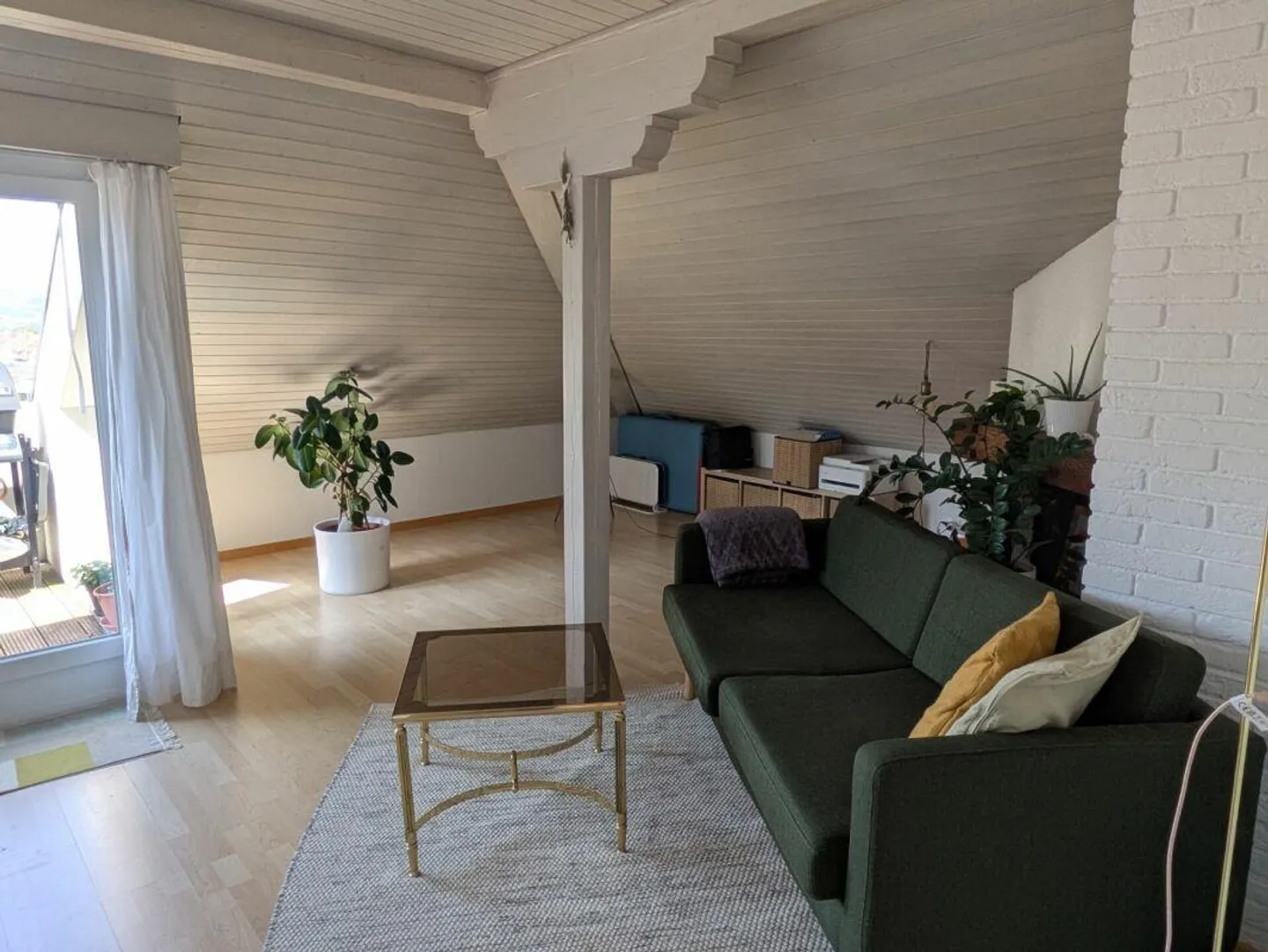 Charmante appartement de 2,5 pièces avec balcon et vue - Photo 2 sur 9