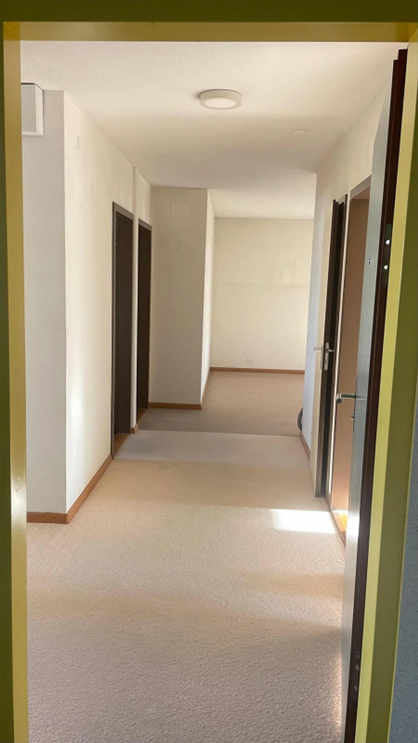 4-room apartment with balcony and 2 underground parking spaces in a quiet location - Photo 2 of 4