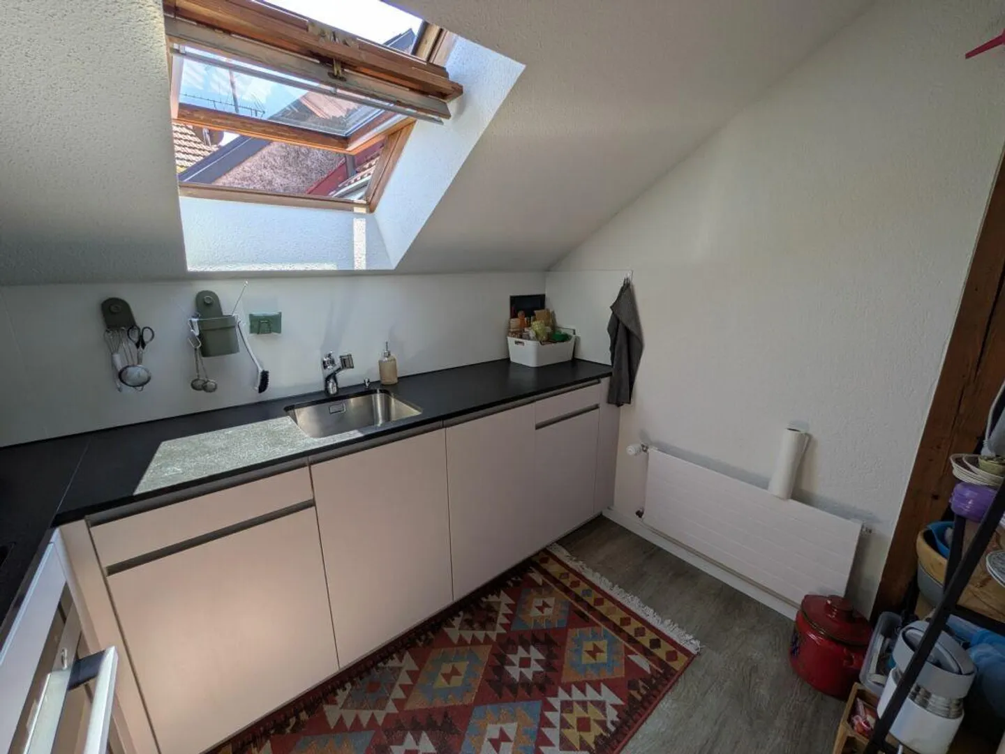 Charmante appartement de 2,5 pièces avec balcon et vue - Photo 5 sur 9