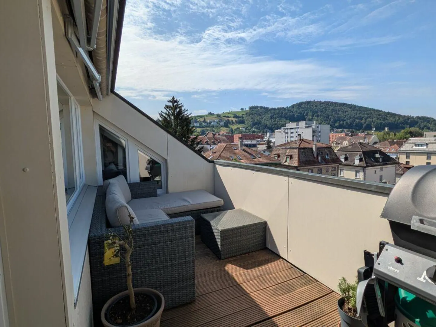 Charmante appartement de 2,5 pièces avec balcon et vue - Photo 8 sur 9