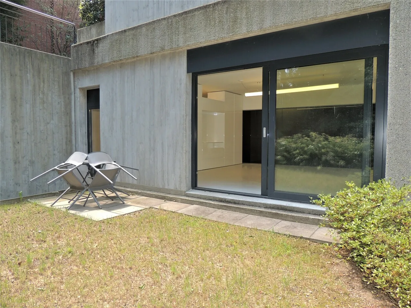 GERÄUMIGES BÜRO MIT GARTEN IN SORENGO - Foto 1 von 11