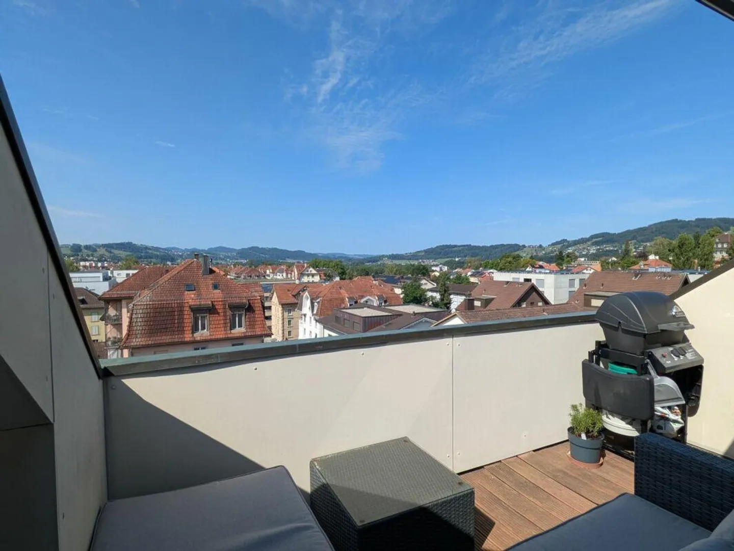 Charmante appartement de 2,5 pièces avec balcon et vue - Photo 7 sur 9