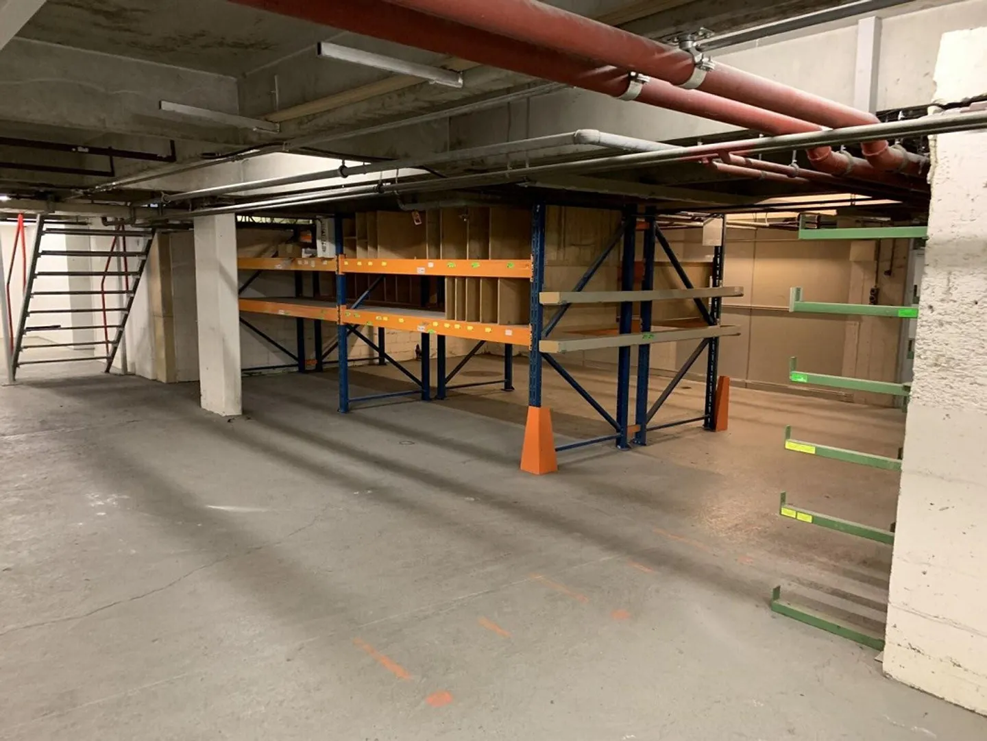 Area di stoccaggio e logistica con carroponte e accettazione merci a Villme... - Foto 7 di 13
