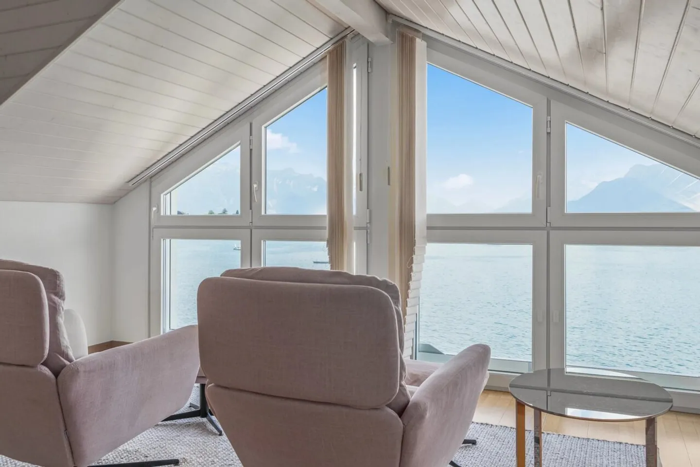 Live "with your feet in the water" - An exceptional property by the lake - Photo 12 of 13