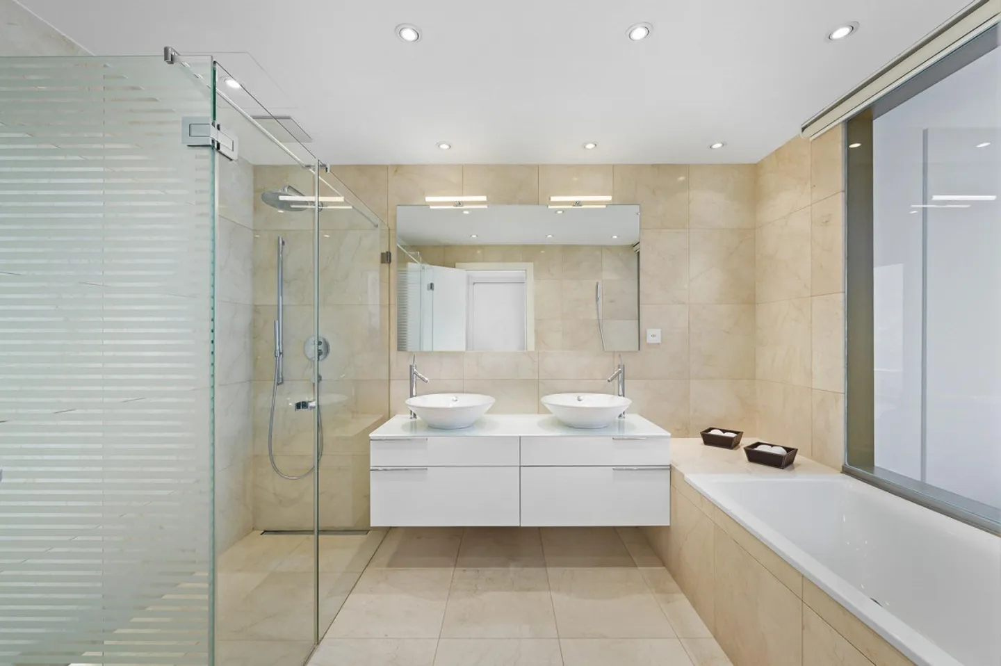 Elegance and Privacy with Lake View - Photo 9 of 10