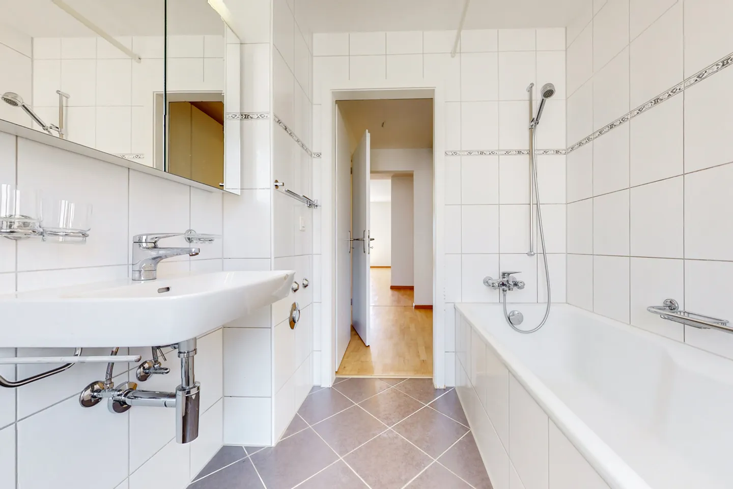 Your new home on Effingerstrasse is waiting for you! - Photo 8 of 9