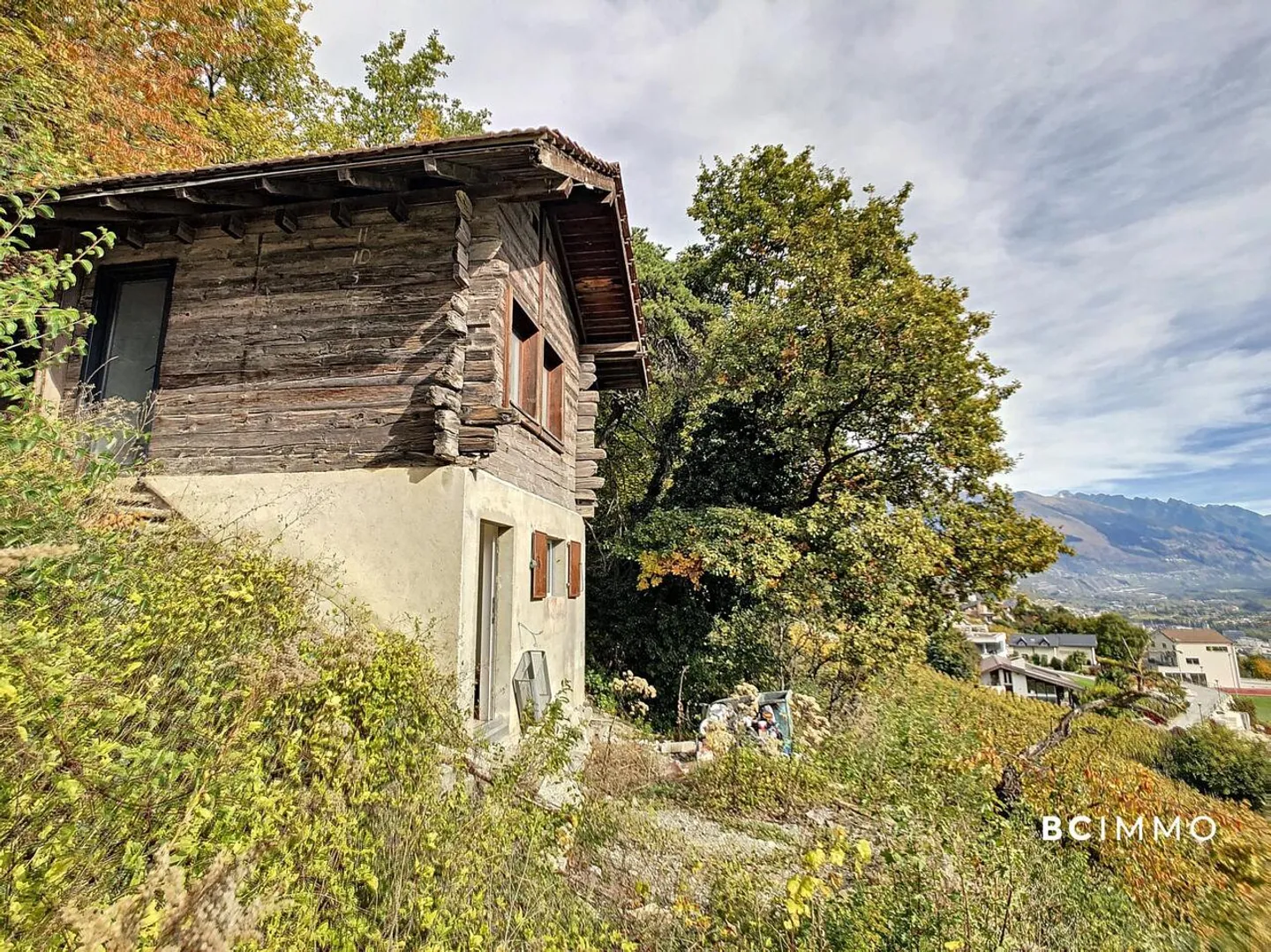 Authentic guardhouse in the heart of the Sierre vineyard - Photo 2 of 13