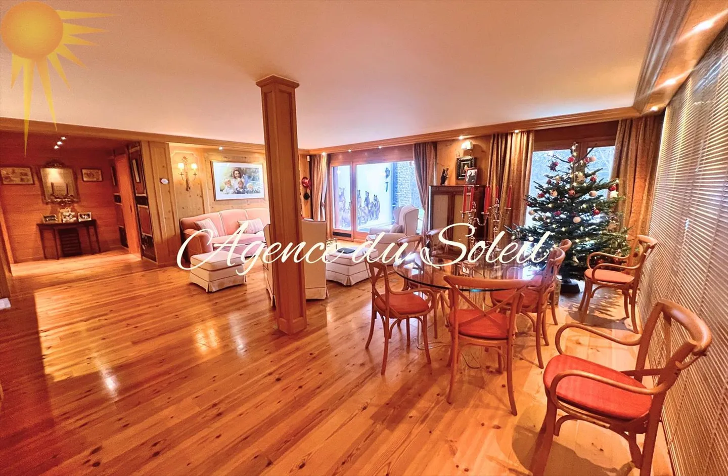 Magnifica proprietà con 4,5 vani + 3,5 vani + stanza di servizio, giardino, piscina privata nel cuore di Crans! - Foto 2 di 13