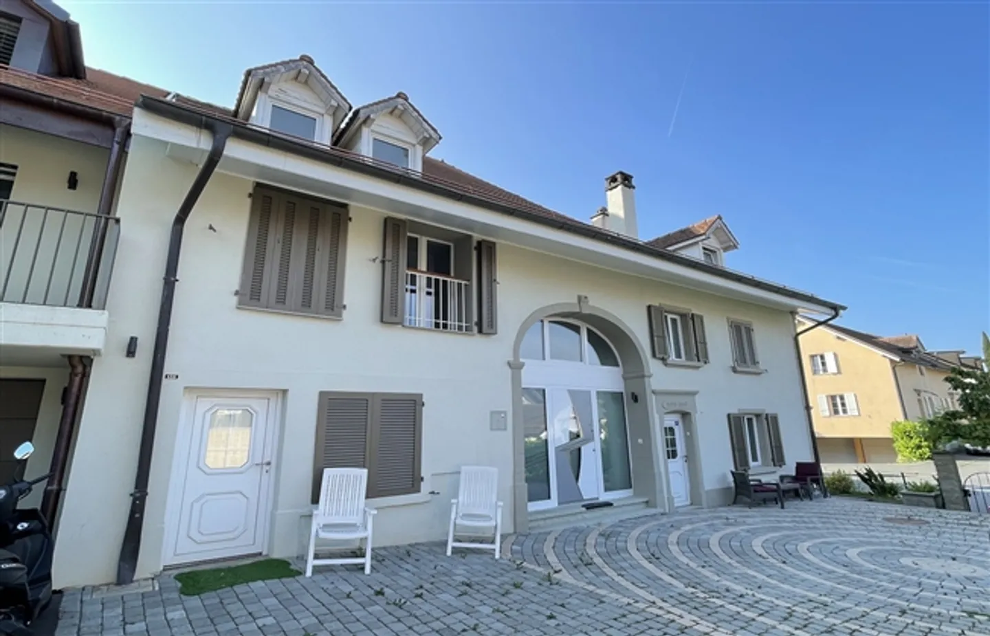 «3.5 Zimmer Triplex-Wohnung im Erdgeschoss mit Garage inklusive» - Foto 1 von 10