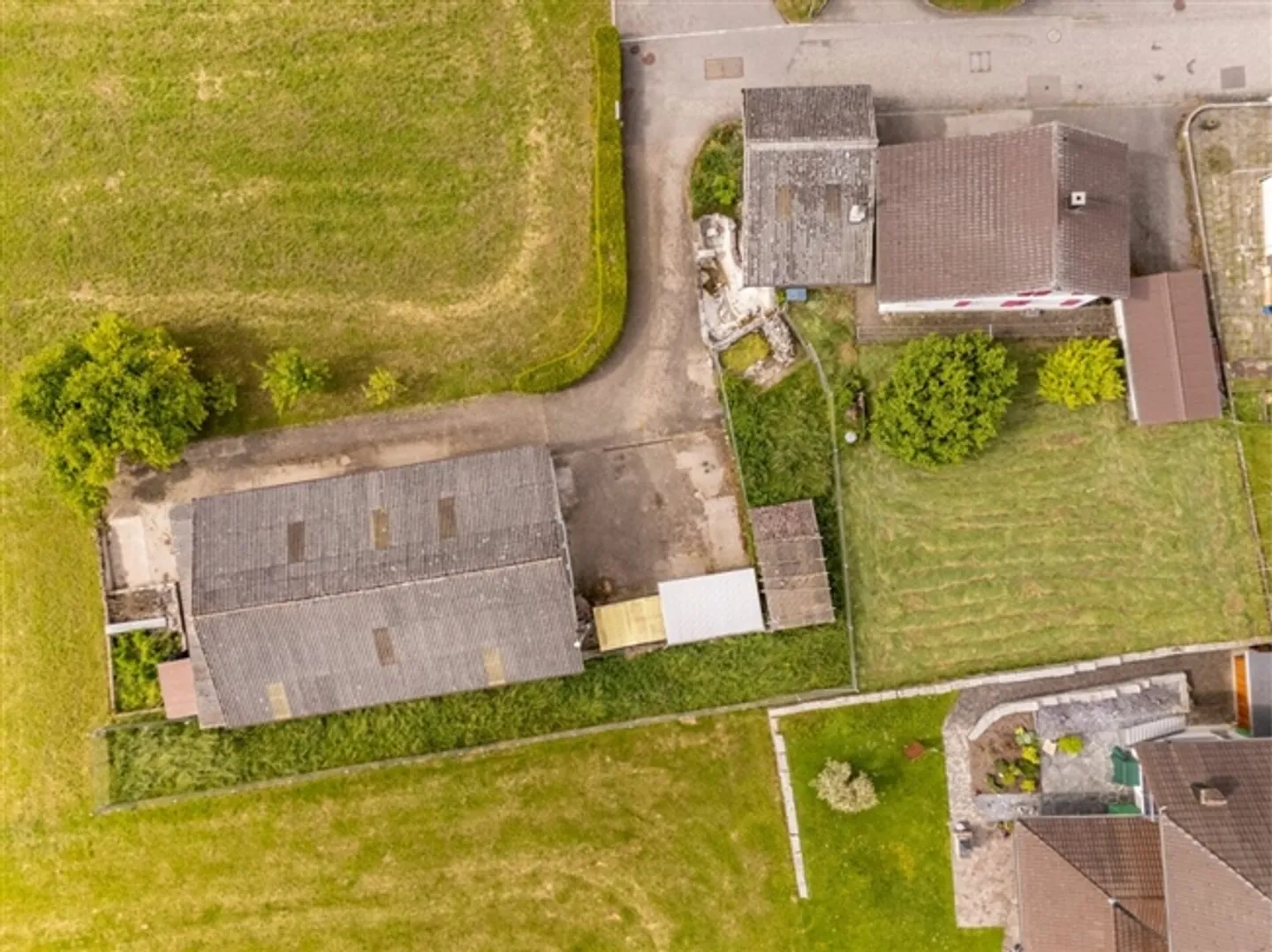 Terrain constructible ensoleillé de 1'943 m² avec un potentiel d'utilisation polyvalent - Photo 1 sur 20