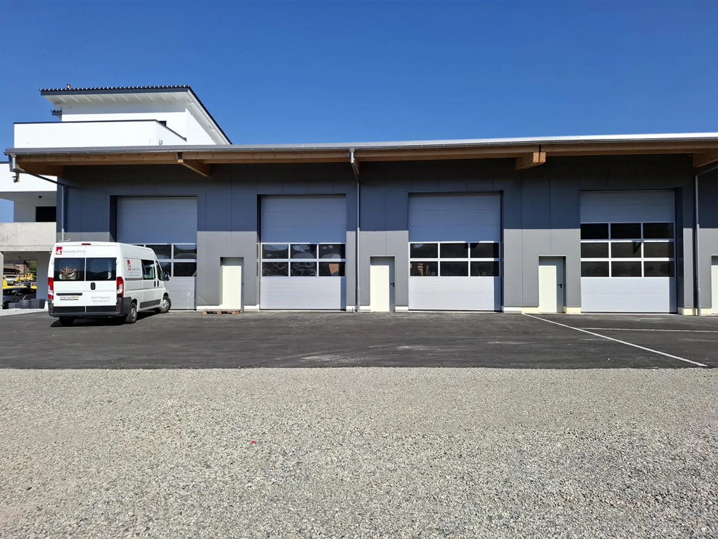 Box officina inclusa galleria e 2 posti auto - Foto 1 di 7