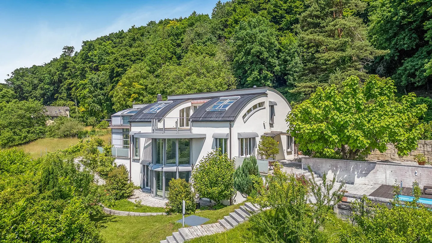 Casa unifamiliare in una posizione soleggiata con un ampio giardino e piscina - Foto 1 di 8