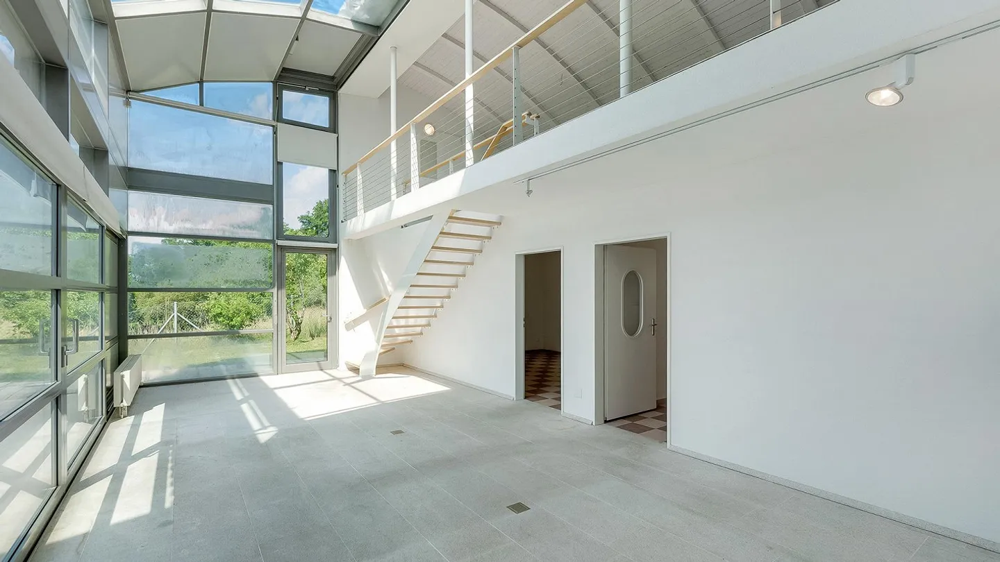 Casa unifamiliare in una posizione soleggiata con un ampio giardino e piscina - Foto 5 di 8