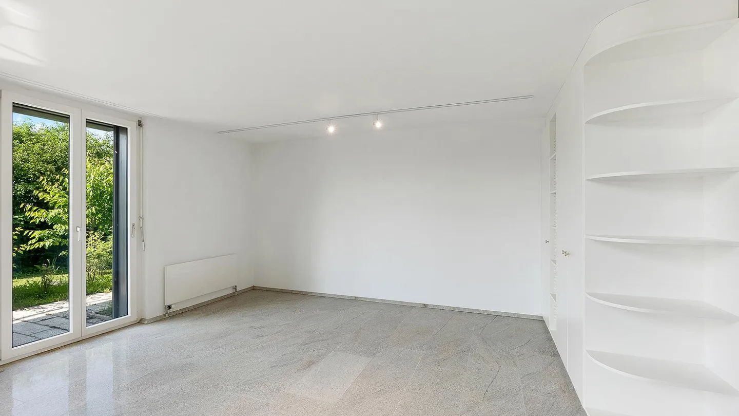 Casa unifamiliare in una posizione soleggiata con un ampio giardino e piscina - Foto 7 di 8