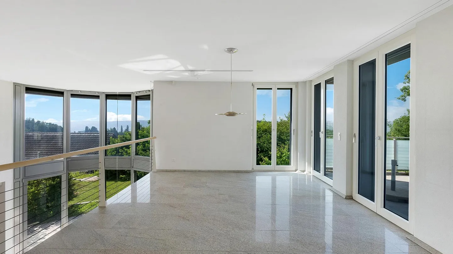 Casa unifamiliare in una posizione soleggiata con un ampio giardino e piscina - Foto 8 di 8