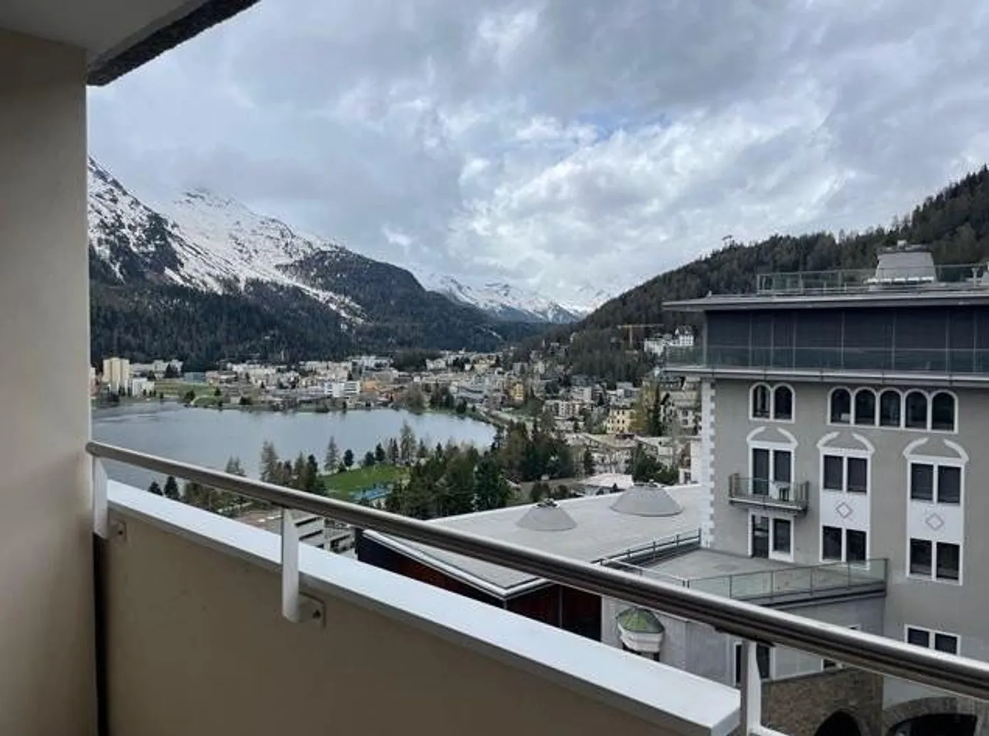 Appartement avec vue sur le lac au cœur de St. Moritz à louer - Photo 2 sur 9