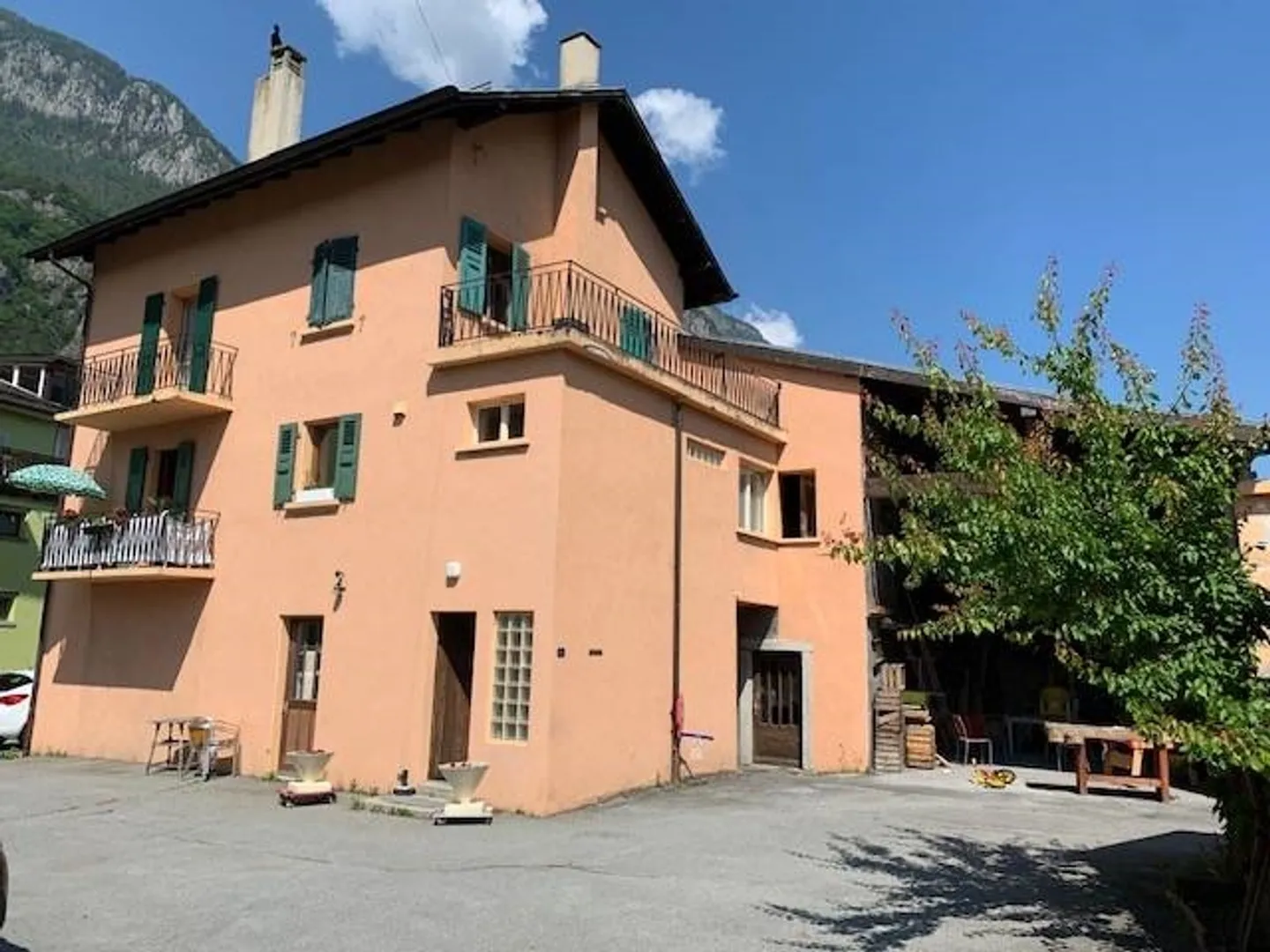 Dorfhaus mit 5 Zimmern, mit Nebengebäuden und Scheune - Foto 1 von 12