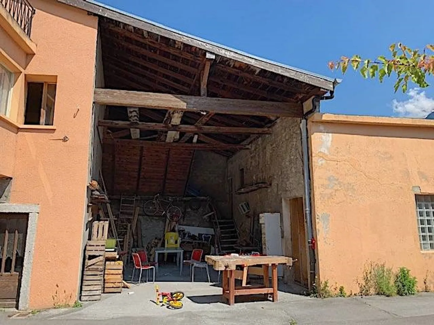 Dorfhaus mit 5 Zimmern, mit Nebengebäuden und Scheune - Foto 3 von 12