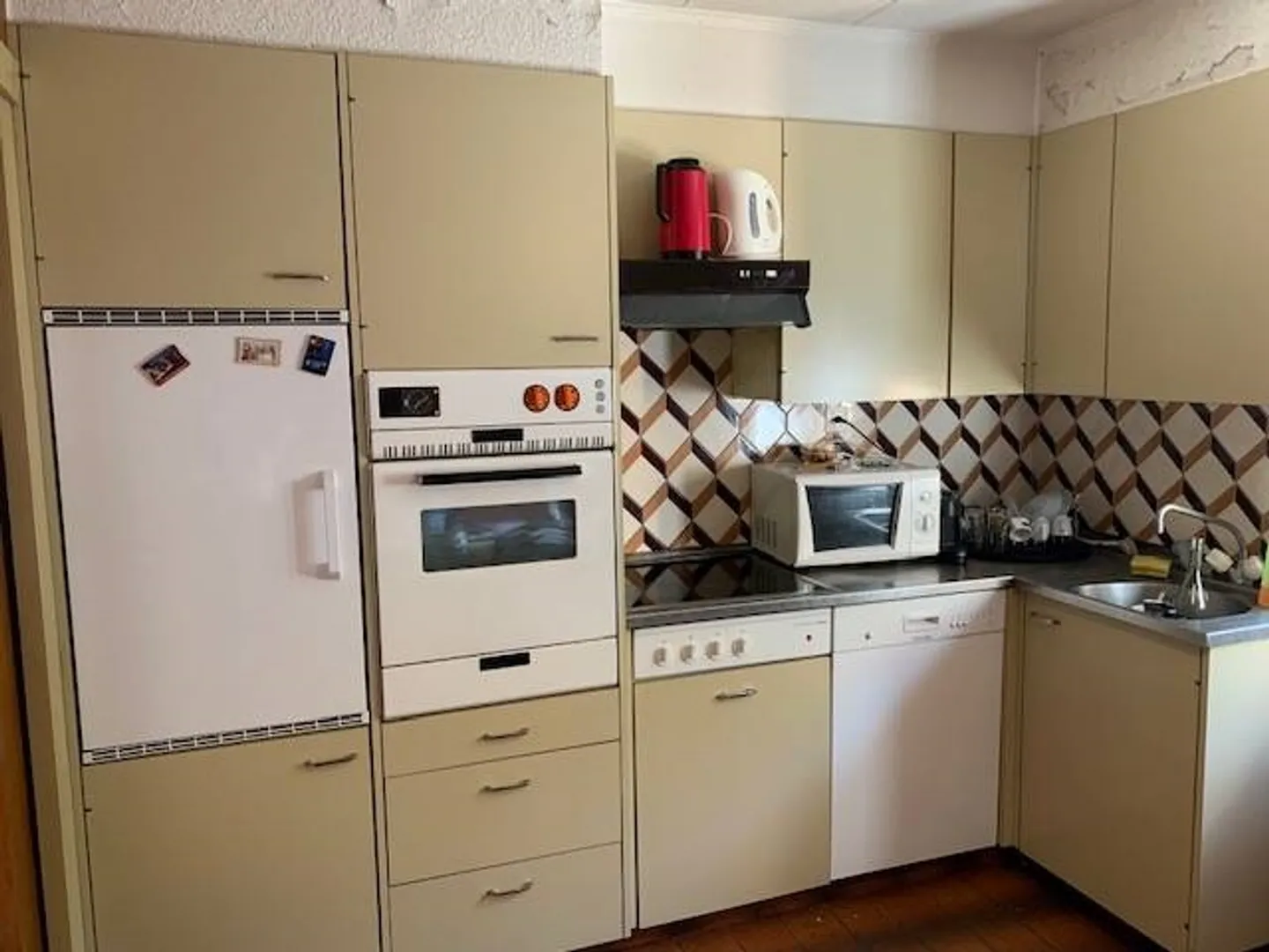 Dorfhaus mit 5 Zimmern, mit Nebengebäuden und Scheune - Foto 7 von 12