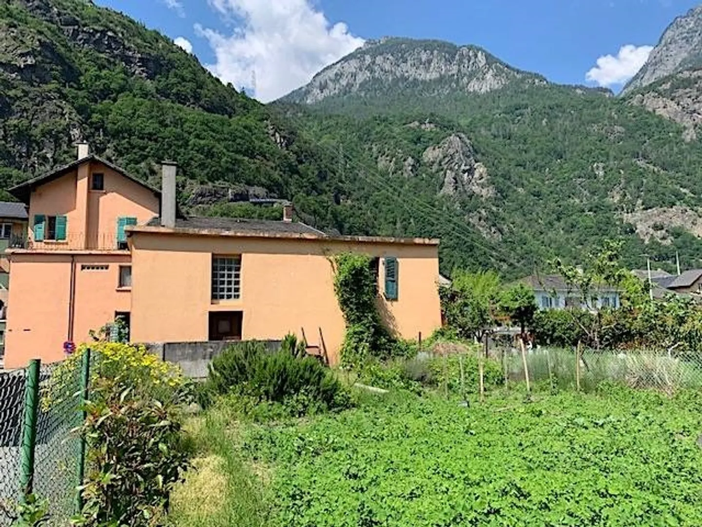 Dorfhaus mit 5 Zimmern, mit Nebengebäuden und Scheune - Foto 2 von 12
