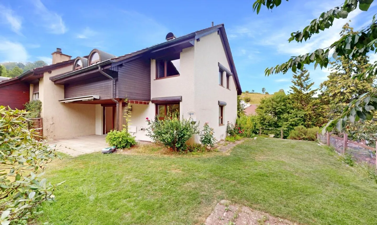 Affascinante casa a schiera con grande potenziale a Dielsdorf - Foto 1 di 11