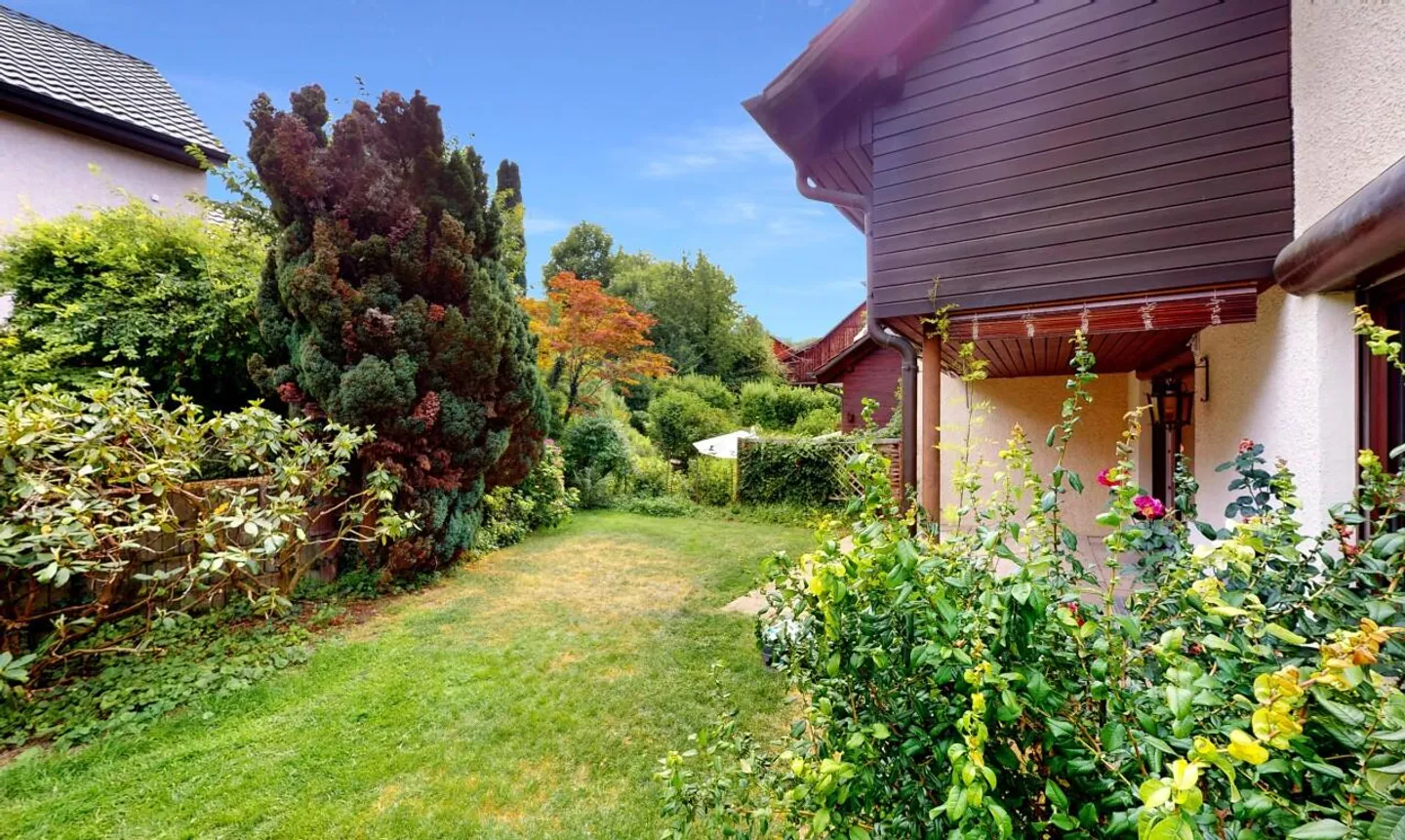 Affascinante casa a schiera con grande potenziale a Dielsdorf - Foto 2 di 11