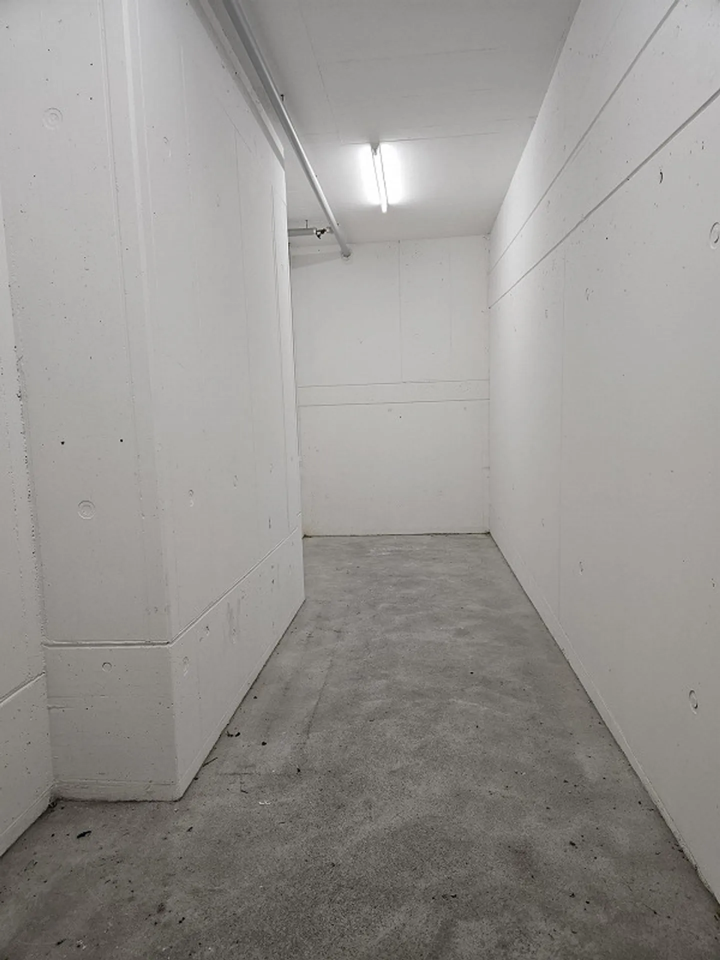 Salles de loisirs / de stockage - Photo 6 sur 8