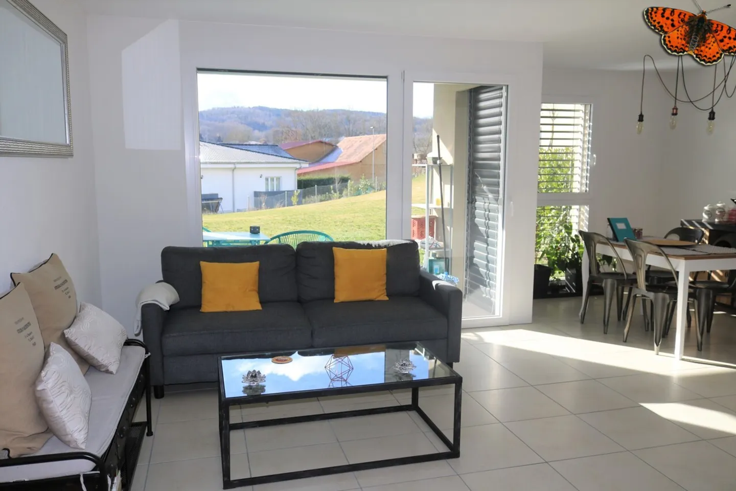 2 ½ ZIMMER - Mit einer Terrasse - Foto 3 von 9