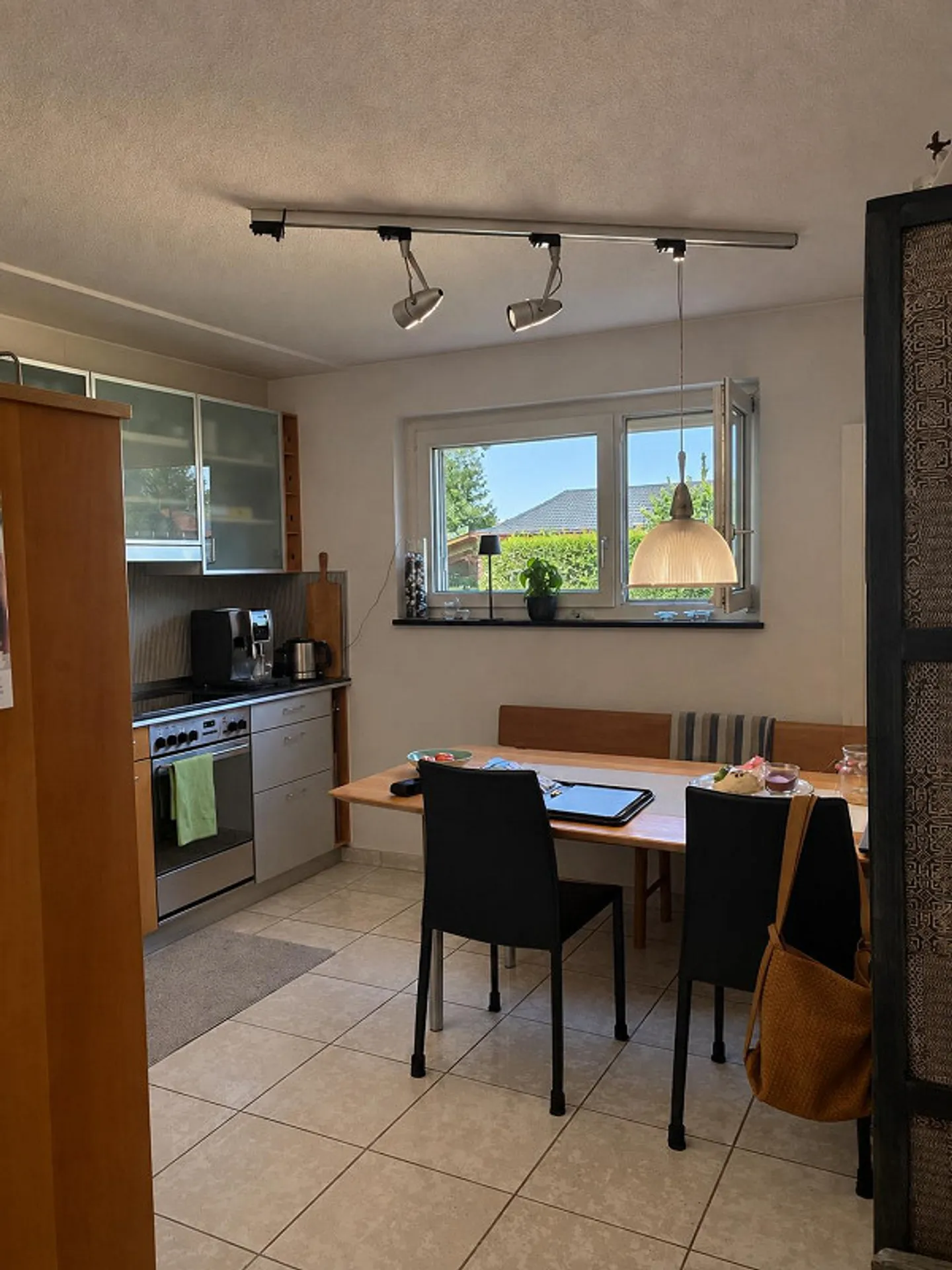 Appartement 3½ pièces avec beau patio de jardin dans un quartier calme - Photo 2 sur 12