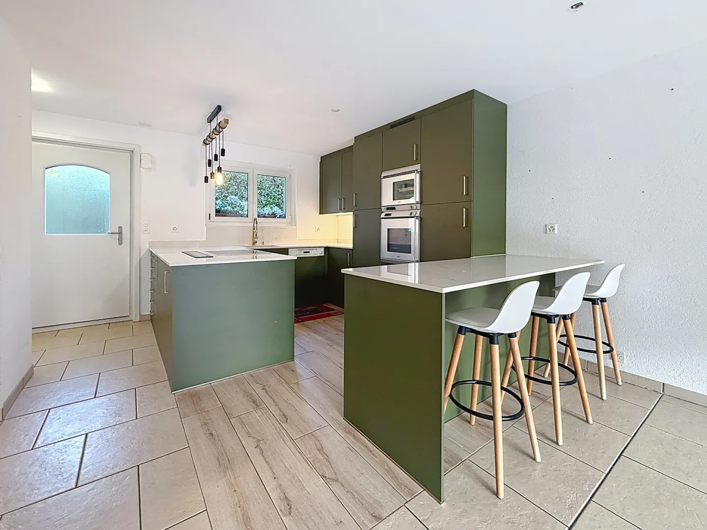 Jolie maison mitoyenne de 5,5 pièces + sous-sol - Photo 2 sur 12