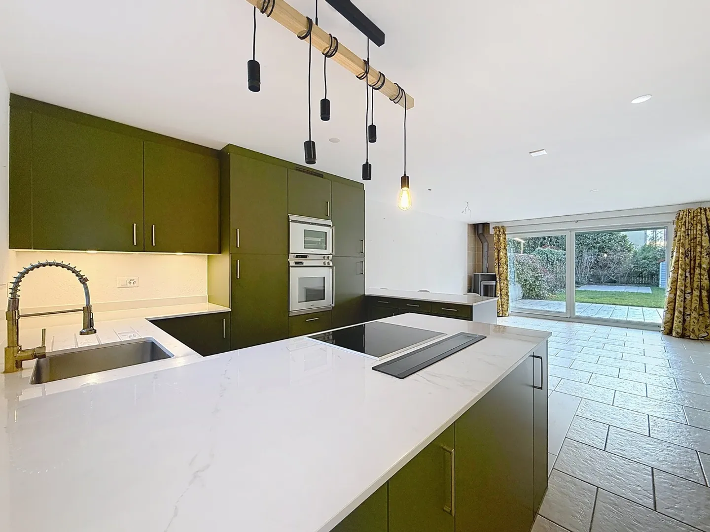 Jolie maison mitoyenne de 5,5 pièces + sous-sol - Photo 3 sur 12