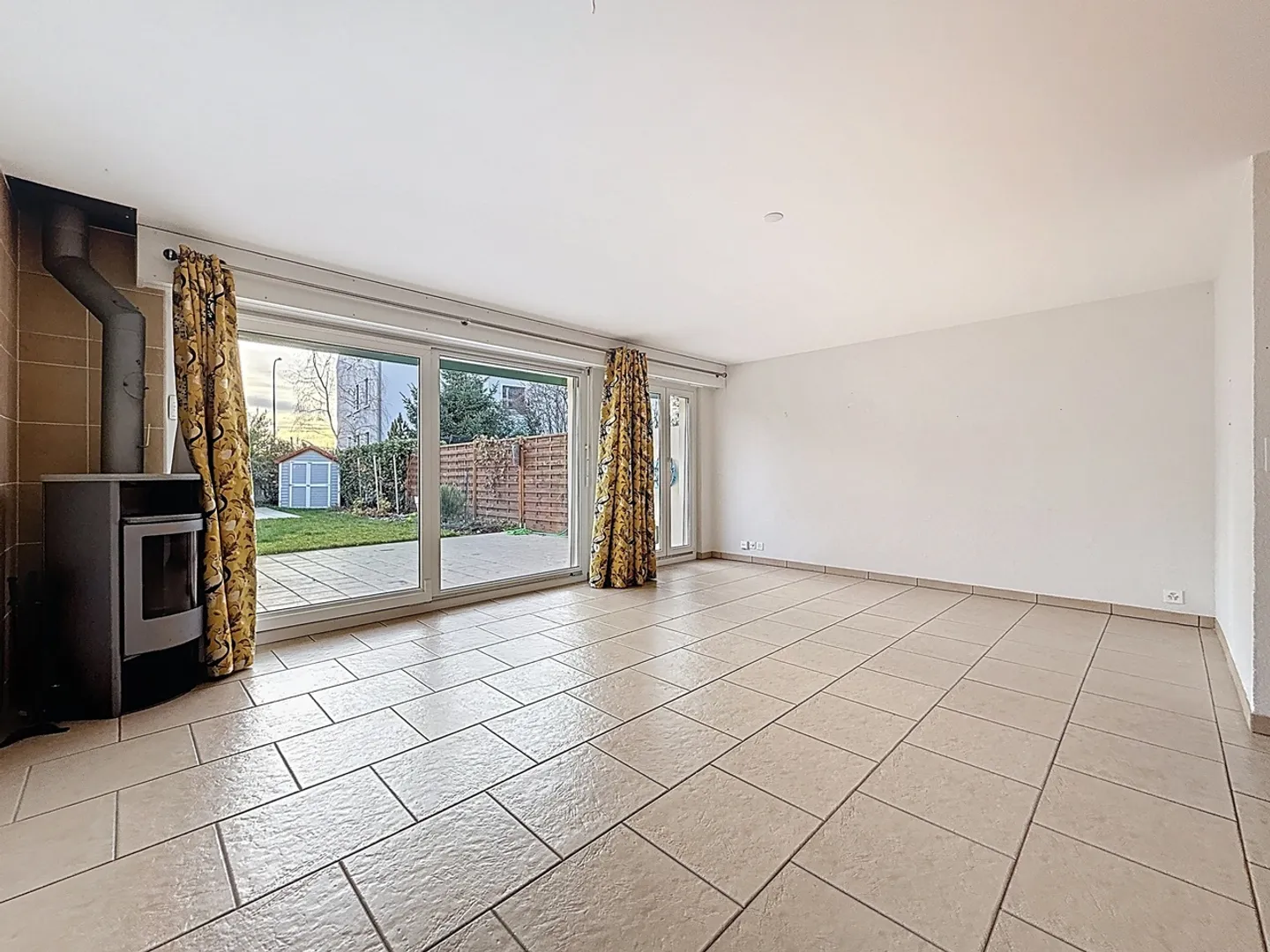 Jolie maison mitoyenne de 5,5 pièces + sous-sol - Photo 4 sur 12