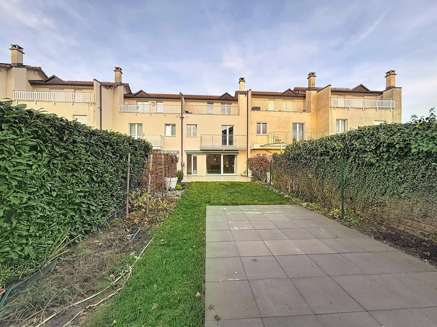 Jolie maison mitoyenne de 5,5 pièces + sous-sol - Photo 5 sur 12