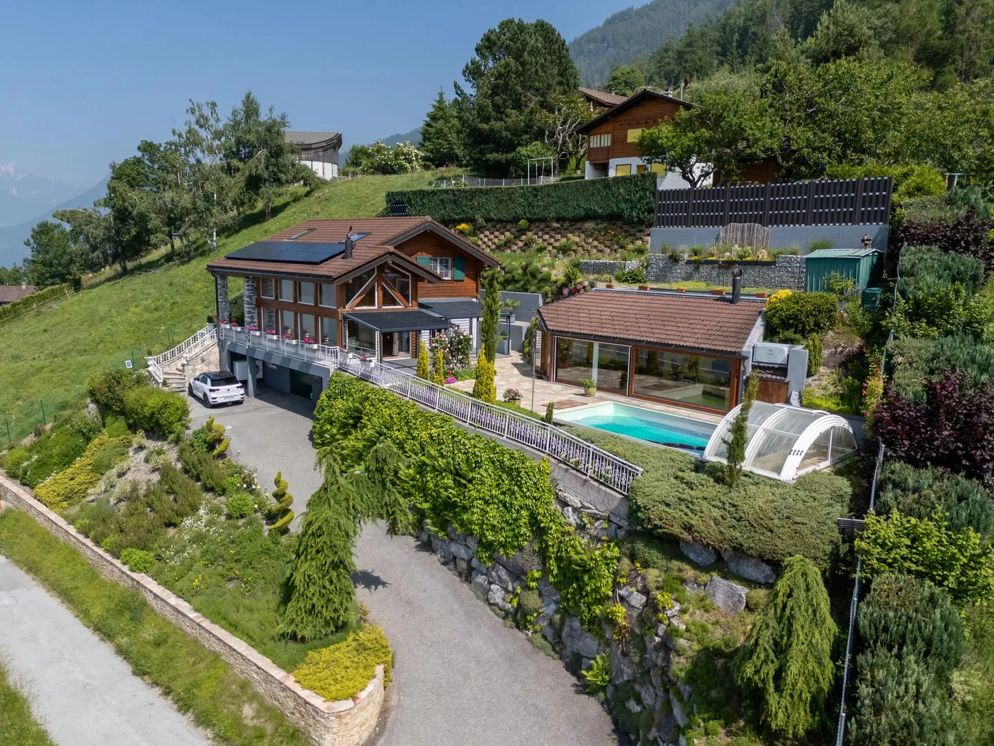 Vista panoramica ed eleganza alpina con piscina - Foto 4 di 13