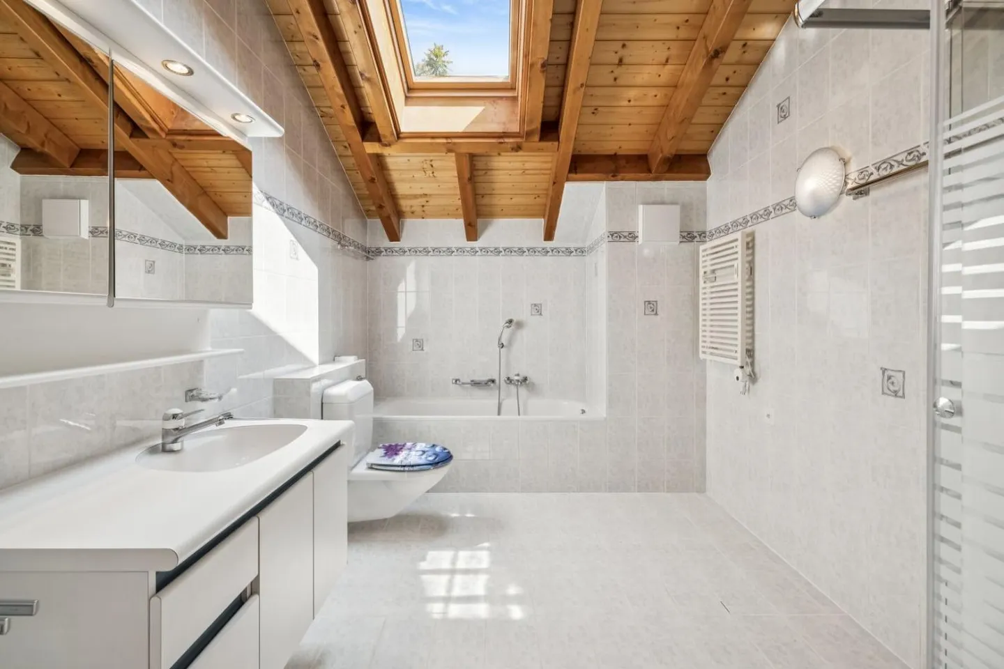 Vista panoramica ed eleganza alpina con piscina - Foto 11 di 13