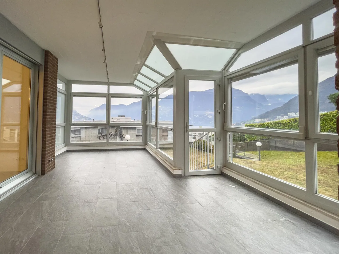 Completely renovated 4.5-room apartment in Lugano - Photo 12 of 15