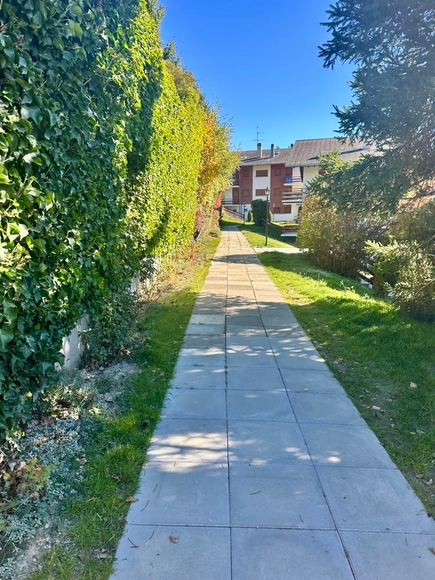 2,5 Stanze con una vista mozzafiato - Piscina interna - Foto 2 di 16