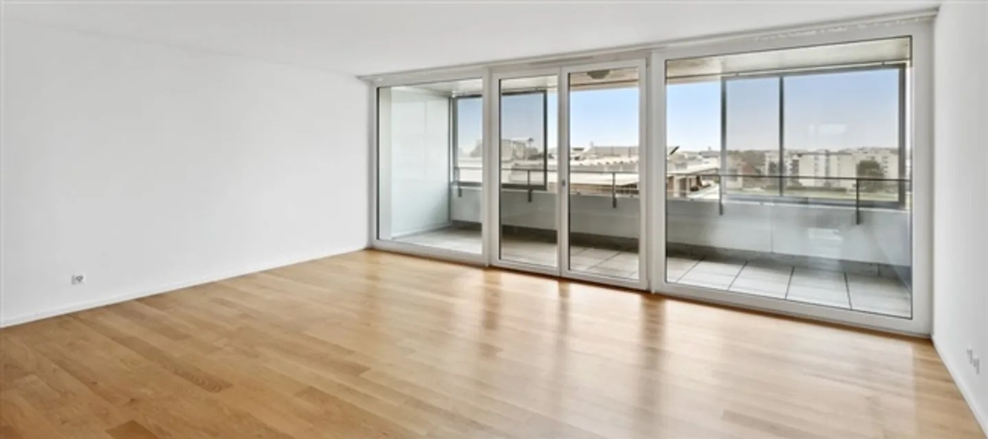 Are you looking for a place to live with parking? - Photo 4 of 11